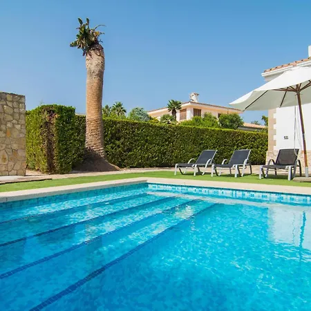 4 Bedroom Beautiful In Vakantiehuis Pollença